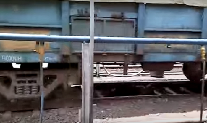 ಮೈಮೇಲಿನಿಂದ ರೈಲು ಹಾದುಹೋದರೂ  ತರಚು ಗಾಯವೂ ಆಗದೆ ಪಾರಾದ ವೃದ್ಧ!