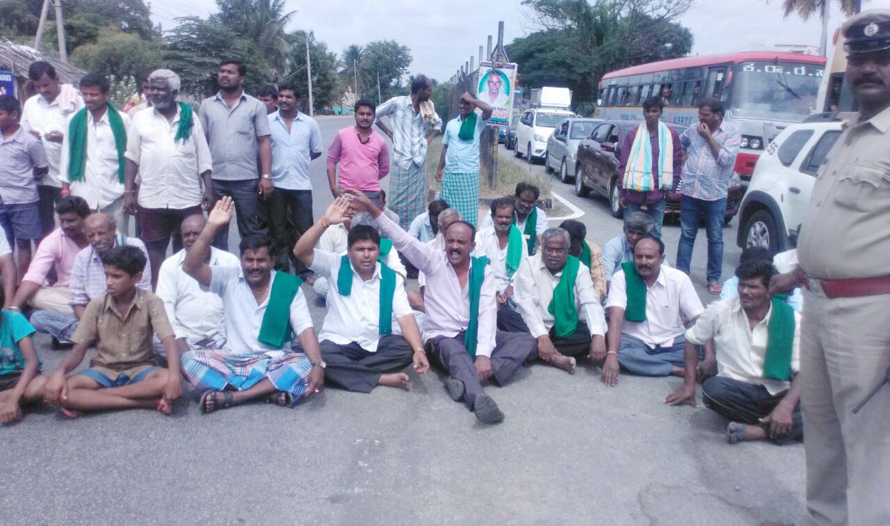 ತಮಿಳುನಾಡಿಗೆ ನೀರು ಬಿಡುಗಡೆ ವಿರೋಧಿಸಿ ಮುಂದುವರಿದ ರೈತರ ಪ್ರತಿಭಟನೆ; ಹೆದ್ದಾರಿ ತಡೆ