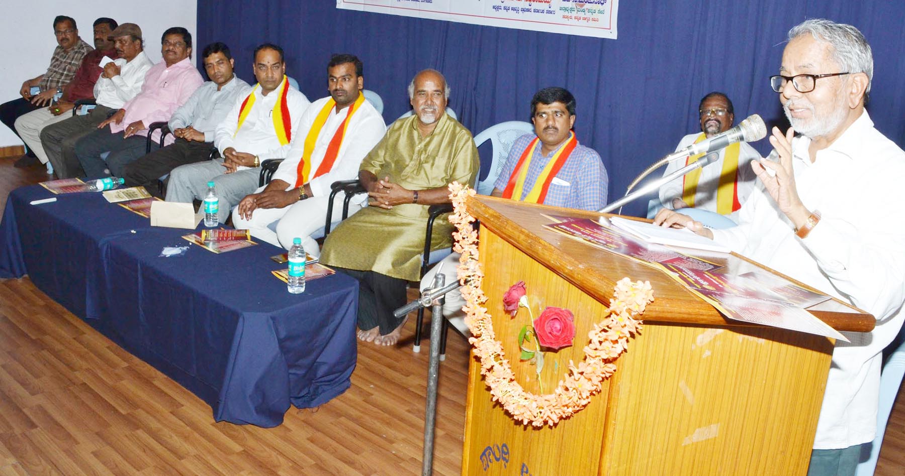 ಸರೋಜಿನಿ ಮಹಿಷಿ ವರದಿಯನ್ವಯ ಕನ್ನಡಿಗರಿಗೆ ಆದ್ಯತೆ ನೀಡಬೇಕು: ಪ್ರೊ.ಕೆ.ಮರುಳಸಿದ್ದಪ್ಪ ಒತ್ತಾಯ