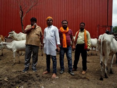 ಅನುಮತಿ ಪತ್ರದೊಂದಿಗೆ ಜಾನುವಾರು ಸಾಗಾಟ ಮಾಡುತ್ತಿದ್ದವರಿಗೆ ಥಳಿಸಿದ ಗೋರಕ್ಷಕರು