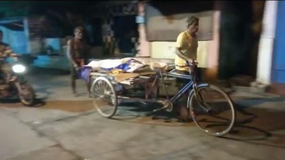 ಪುತ್ರಿ ಶವವನ್ನು ಸೈಕಲ್ ರಿಕ್ಷಾದಲ್ಲಿ ಕೊಂಡೊಯ್ದ !