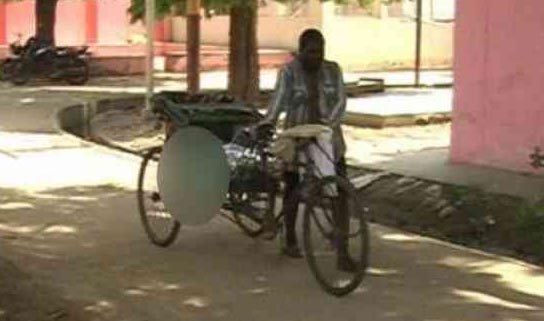 ಉತ್ತರಪ್ರದೇಶ: ಮಹಿಳೆಯ ಶವವನ್ನು ಸೈಕಲ್ ನಲ್ಲಿ ಸಾಗಿಸಿದ ರೈಲ್ವೆ ಪೊಲೀಸ್