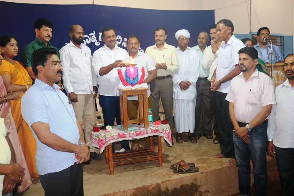 ಆರ್ಥಿಕ ಕೊರತೆ ಕಾರಣದಿಂದ ವಿದ್ಯಾರ್ಥಿಗಳ ಶಿಕ್ಷಣ ಮೊಟಕುಗೊಳ್ಳಬಾರದು: ಯು.ಟಿ.ಖಾದರ್