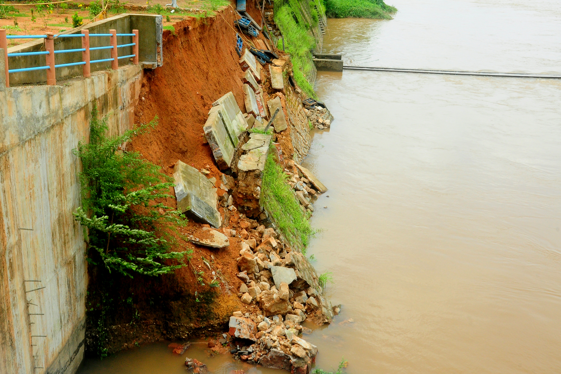 ತುಂಬೆ ನೂತನ ವೆಂಟೆಡ್ ಡ್ಯಾಂ ಬಳಿಯ ಆವರಣ ಗೋಡೆ ಕುಸಿತ