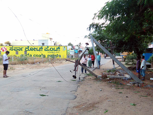 ಹನೂರು: ವಿದ್ಯುತ್ ಕಂಬಕ್ಕೆ ಅಪರಿಚಿತ ವಾಹನ ಢಿಕ್ಕಿ