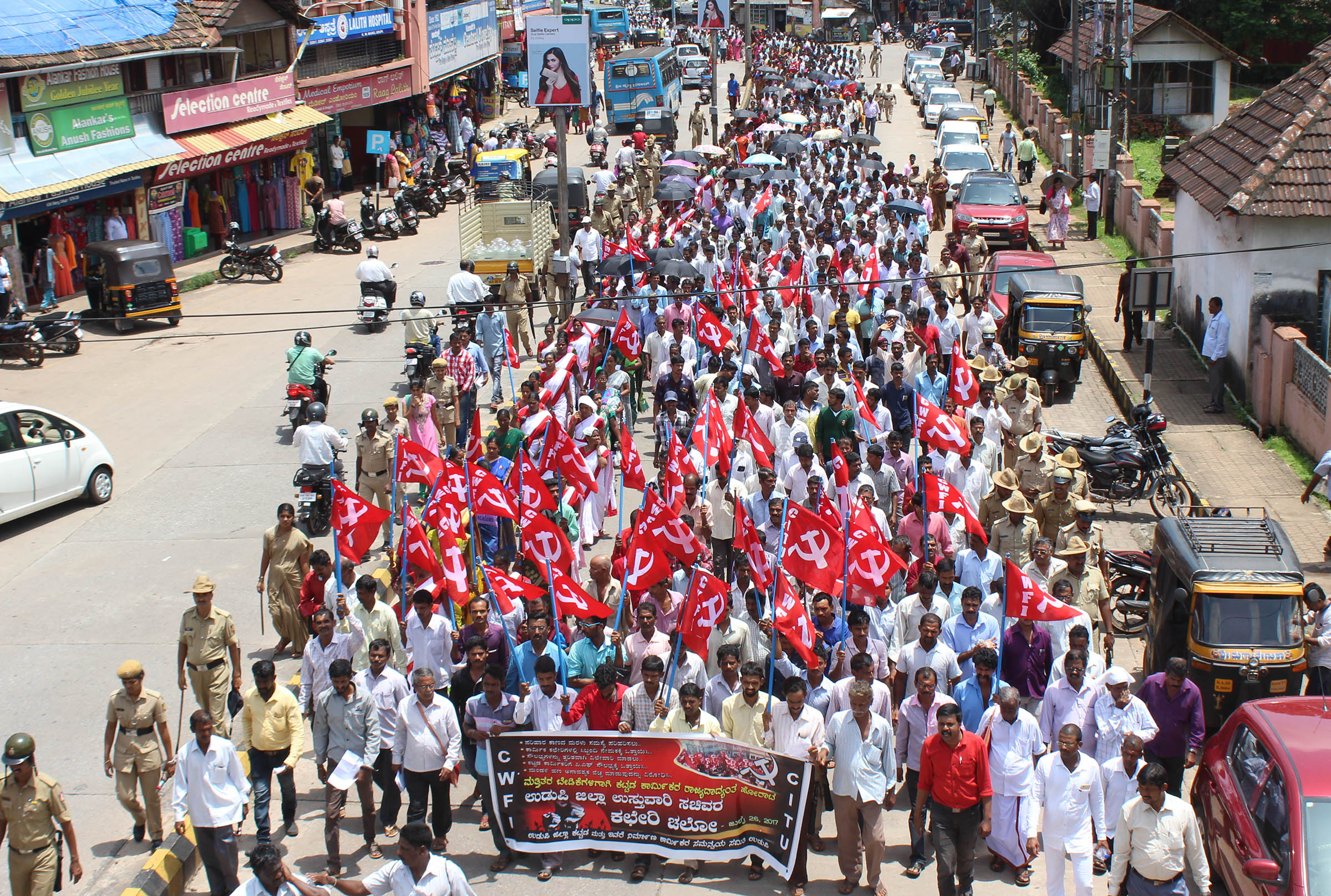 ಪೊಲೀಸರಿಂದ ಮೆರವಣಿಗೆಗೆ ತಡೆ: ರಸ್ತೆಯಲ್ಲಿ ಧರಣಿ ಕೂತ ಕಾರ್ಮಿಕರು