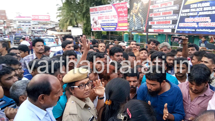 ಮಂಗಳೂರು: ರಸ್ತೆ ಬದಿ ಅಂಗಡಿಗಳನ್ನು ತೆರವುಗೊಳಿಸಿದ ಮನಪಾ, ಸಂಚಾರ ಪೊಲೀಸರು