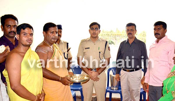 ಪೊಲೀಸ್ ವಸತಿ ಗೃಹದಲ್ಲಿ ಪೇದೆಗಳಿಬ್ಬರ ಆತ್ಮಹತ್ಯೆ : ಭಯ ಹೋಗಲಾಡಿಸಲು ಹೋಮ ಹವನ ಮಾಡಿಸಿದ ಇಲಾಖೆ