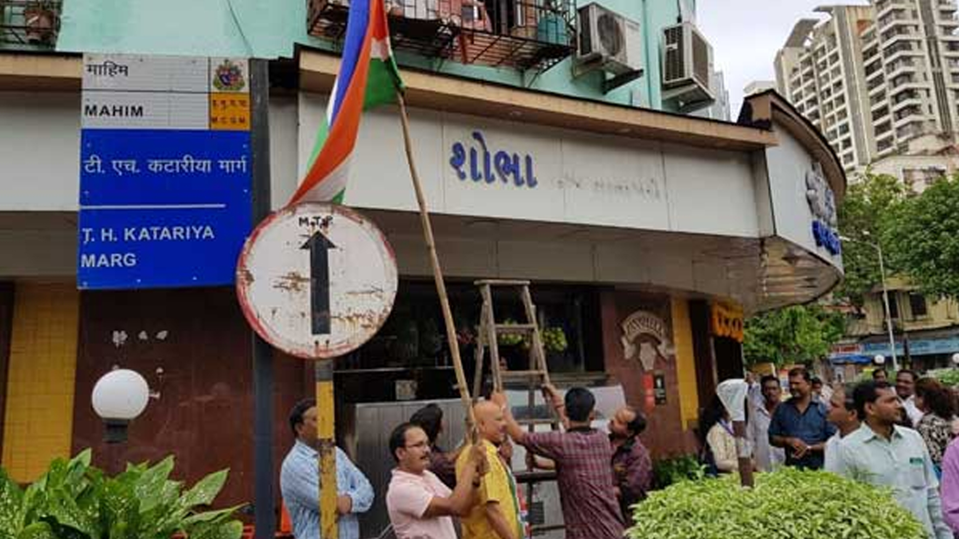 ಮುಂಬೈನಲ್ಲೀಗ ಗುಜರಾತಿ ನಾಮಫಲಕಗಳ ಮೇಲೆ ಎಂಎನ್‌ಎಸ್ ಕೆಂಗಣ್ಣು