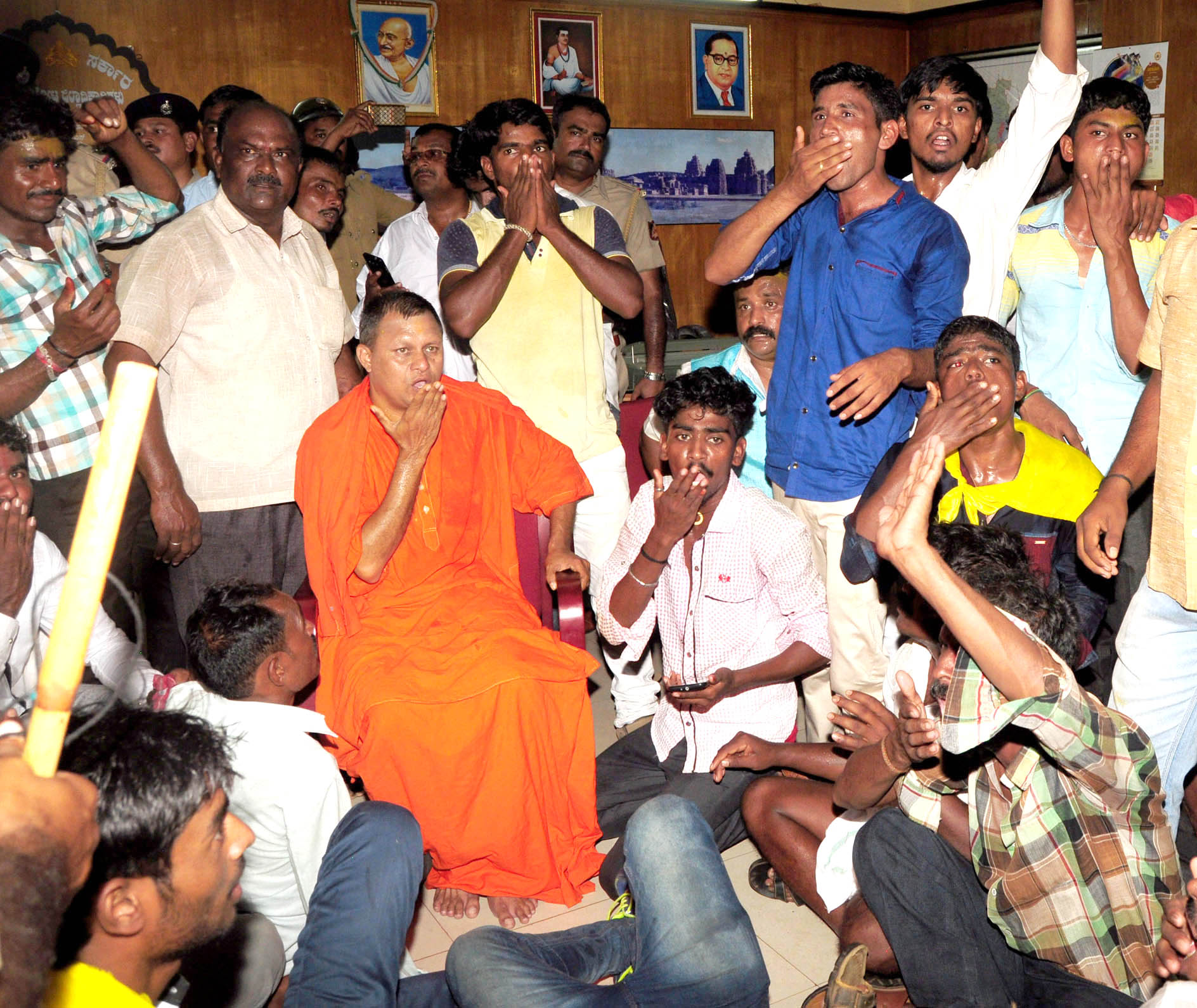 ಡಿಸಿ ಕಚೇರಿ ಮೇಲೆ ಕಲ್ಲು ತೂರಾಟ: ಲಘು ಲಾಠಿ ಪ್ರಹಾರ