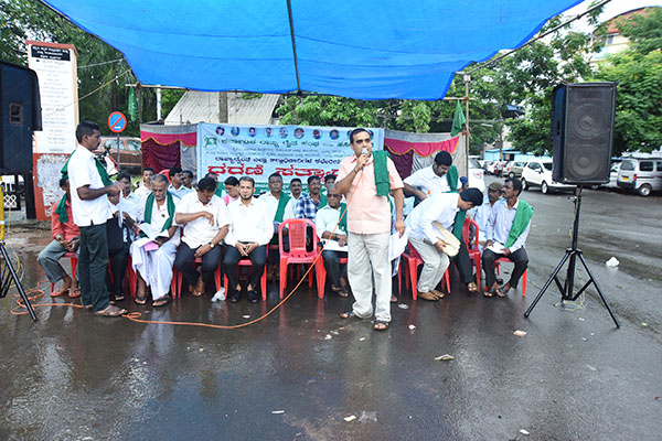 ರಾಜ್ಯ ರೈತ ಸಂಘ-ಹಸಿರು ಸೇನೆಯಿಂದ ಧರಣಿ