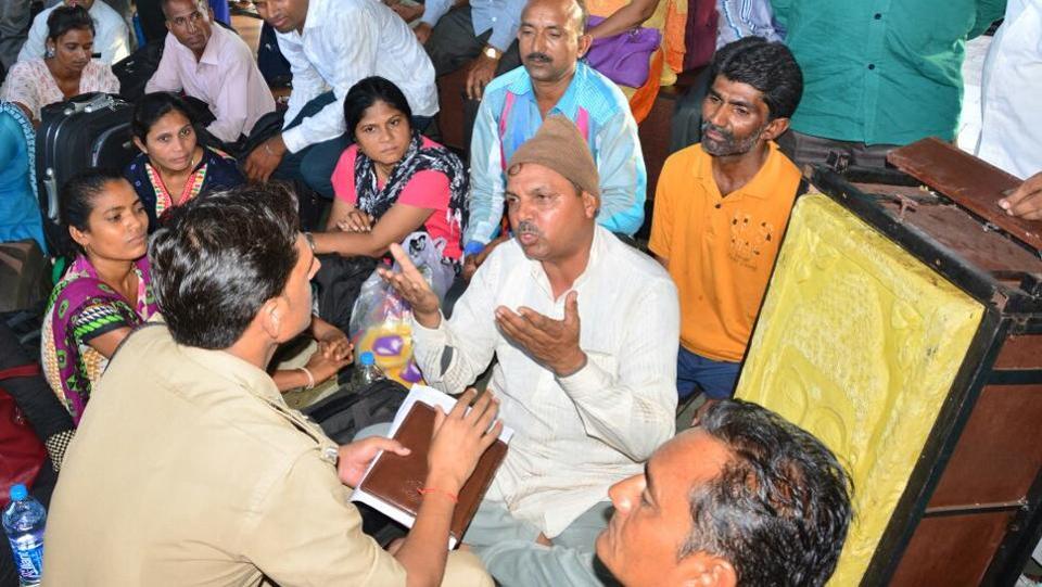 ಉ.ಪ್ರ.ಮುಖ್ಯಮಂತ್ರಿಗೆ ನೀಡಲು 125 ಕೆ.ಜಿ.ಸೋಪ್ ಒಯ್ಯುತ್ತಿದ್ದ ಗುಜರಾತ್ ದಲಿತರ ಗುಂಪಿಗೆ ತಡೆ