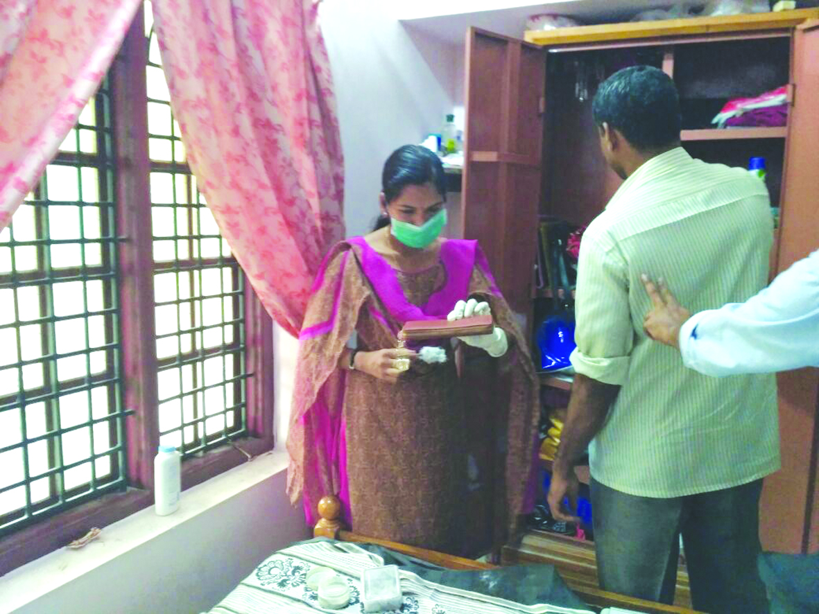 ಮನೆಗೆ ನುಗ್ಗಿ ಲಕ್ಷಾಂತರ ಮೌಲ್ಯದ ಚಿನ್ನಾಭರಣ, ಮೊಬೈಲ್ ಫೋನ್ ಕಳವು