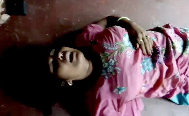 ರಕ್ತದ ಮಡುವಿನಲ್ಲಿ ಬಿದ್ದು ಸಹಾಯ ಯಾಚಿಸುತ್ತಿದ್ದ ಮಹಿಳೆಯ ವಿಡಿಯೋ ಮಾಡಿದ ಜನರು!