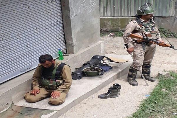 ನಮಾಝ್ ಮಾಡುವ ಜವಾನನಿಗೆ ಅನ್ಯಧರ್ಮದ ಸಹೋದ್ಯೋಗಿಯ ಕಾವಲು: ಫೋಟೊ ವೈರಲ್