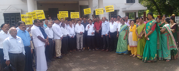 ರಸ್ತೆಗೆ ನಾಮಕರಣ ವಿವಾದ: ತಡೆಯಾಜ್ಞೆ ತೆರವಿಗೆ ಆಗ್ರಹಿಸಿ ಧರಣಿ