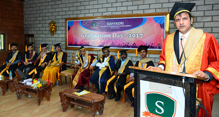 ಮಾನವೀಯ ಮೌಲ್ಯಗಳನ್ನು ಅಳವಡಿಸಿಕೊಂಡು ಕಾರ್ಯನಿರ್ವಹಿಸಿ: ಯುವ ಪದವೀಧರರಿಗೆ ವಿದ್ಯಾಶಂಕರ್ ಕರೆ