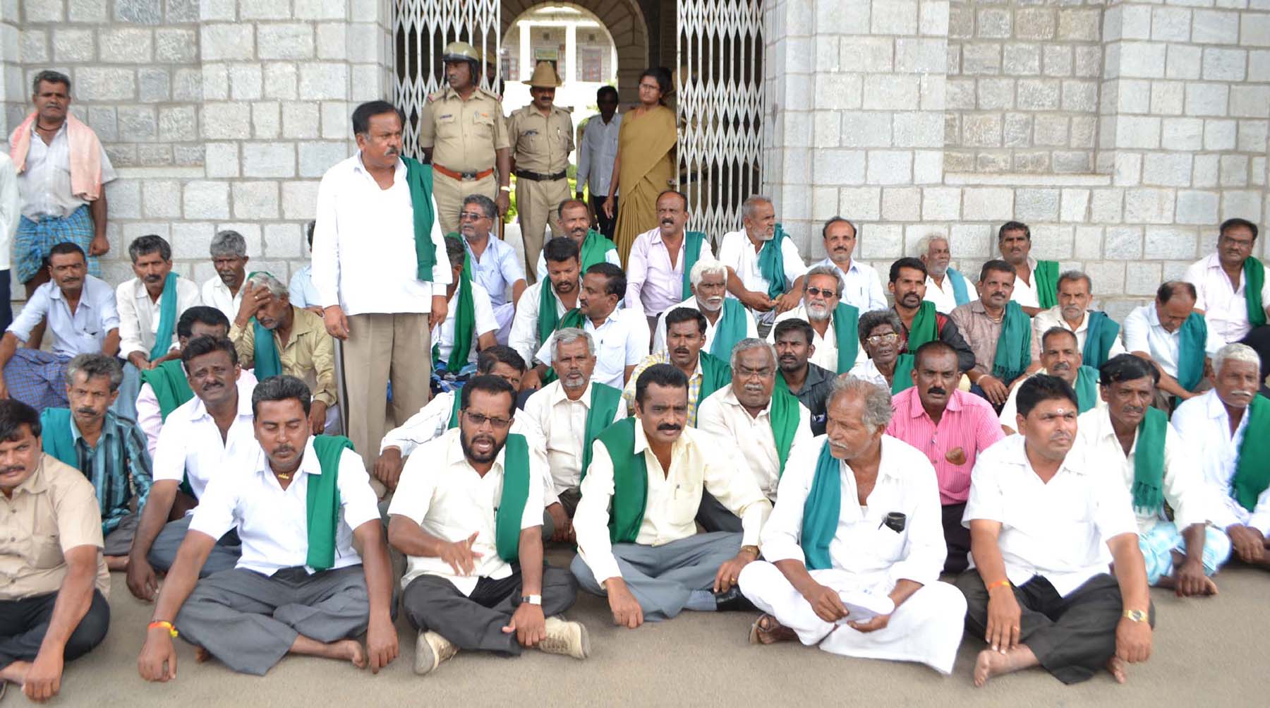 ಬಾಕಿ ಹಣ ಪಾವತಿಗೆ ಒತ್ತಾಯಿಸಿ ರೈತರ ಪ್ರತಿಭಟನೆ