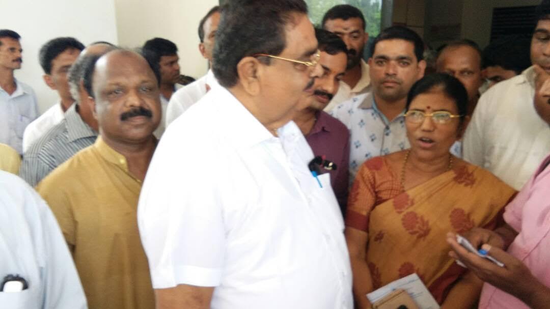 ಖಾತೆ ನೀಡಿಕೆ ನಿಯಮ ಸಡಿಲಗೊಳಿಸಲು ಆಗ್ರಹಿಸಿ ಮನವಿ