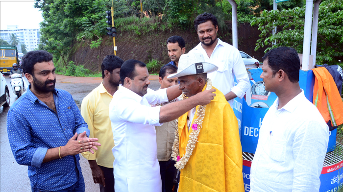 ಟ್ರಾಫಿಕ್ ಪೊಲೀಸ್ ಬಾಬು ಶೆಟ್ಟಿಗೆ ಸಚಿವ ಖಾದರ್‌ರಿಂದ ಸನ್ಮಾನ