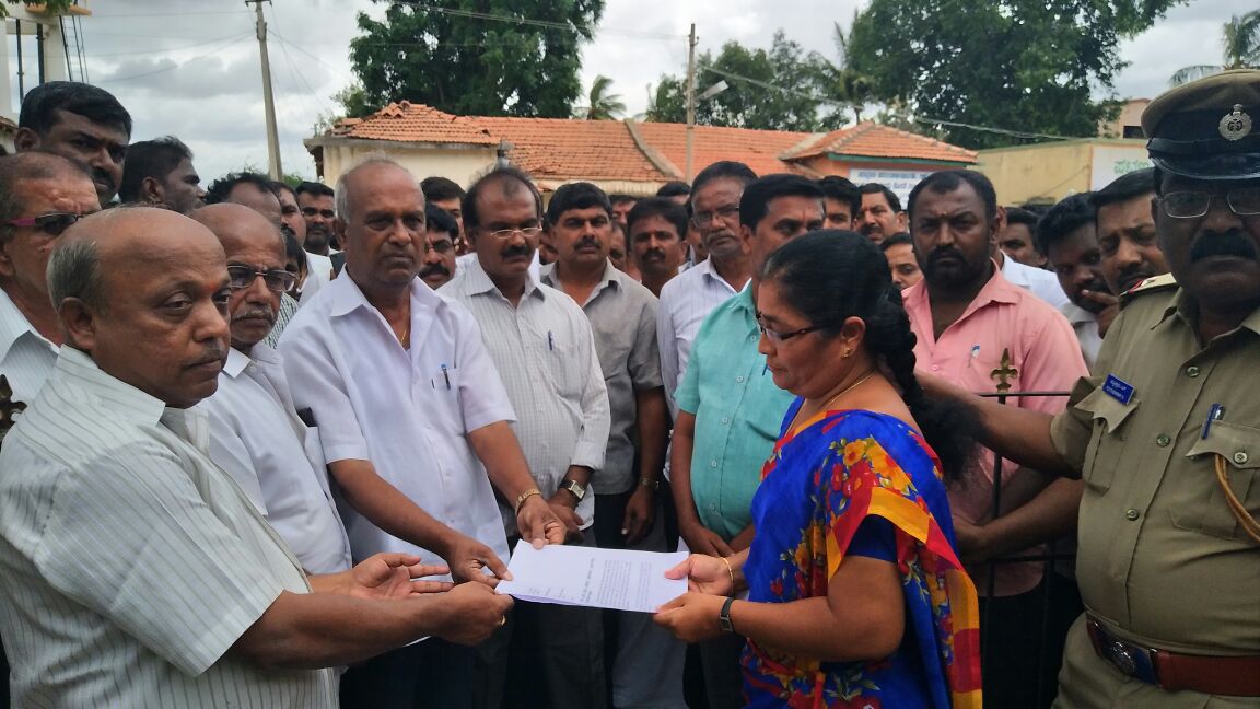 ಹನೂರು: ಬಾರ್‌ಗಳ ಹೆಚ್ಚಾಳ ವಿರೋಧಿಸಿ ಗ್ರಾಮಸ್ಥರಿಂದ ಪ್ರತಿಭಟನೆ