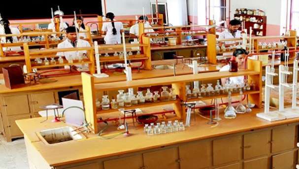 ಅಧಿಕಾರಿಯ ಮಗನಿಗೆ ಸಿಗದ ಸೀಟು: ಕಾಲೇಜಿಗೆ ದಾಳಿ ನಡೆಸಿದ ಅಬಕಾರಿ ಪೊಲೀಸರು