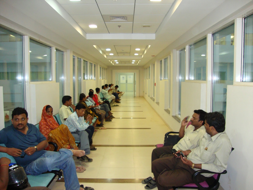 ಖಾಸಗಿ ಆಸ್ಪತ್ರೆಯ ಬಳಿ ಶವಕ್ಕಾಗಿ 38 ಗಂಟೆ ಕಾದ ಬಡ ಕುಟುಂಬ