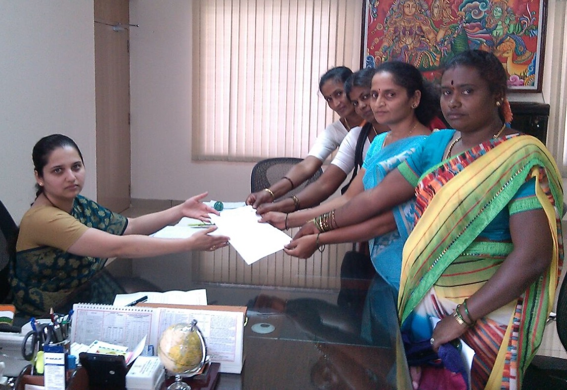 ಶೇ.33ರಷ್ಟು ಮೀಸಲಾತಿ ನೀಡುವ ಮಸೂದೆಯನ್ನು ಜಾರಿಗೊಳಿಸಲು ಆಗ್ರಹಿಸಿ ರಾಜ್ಯಪಾಲರಿಗೆ ಮನವಿ