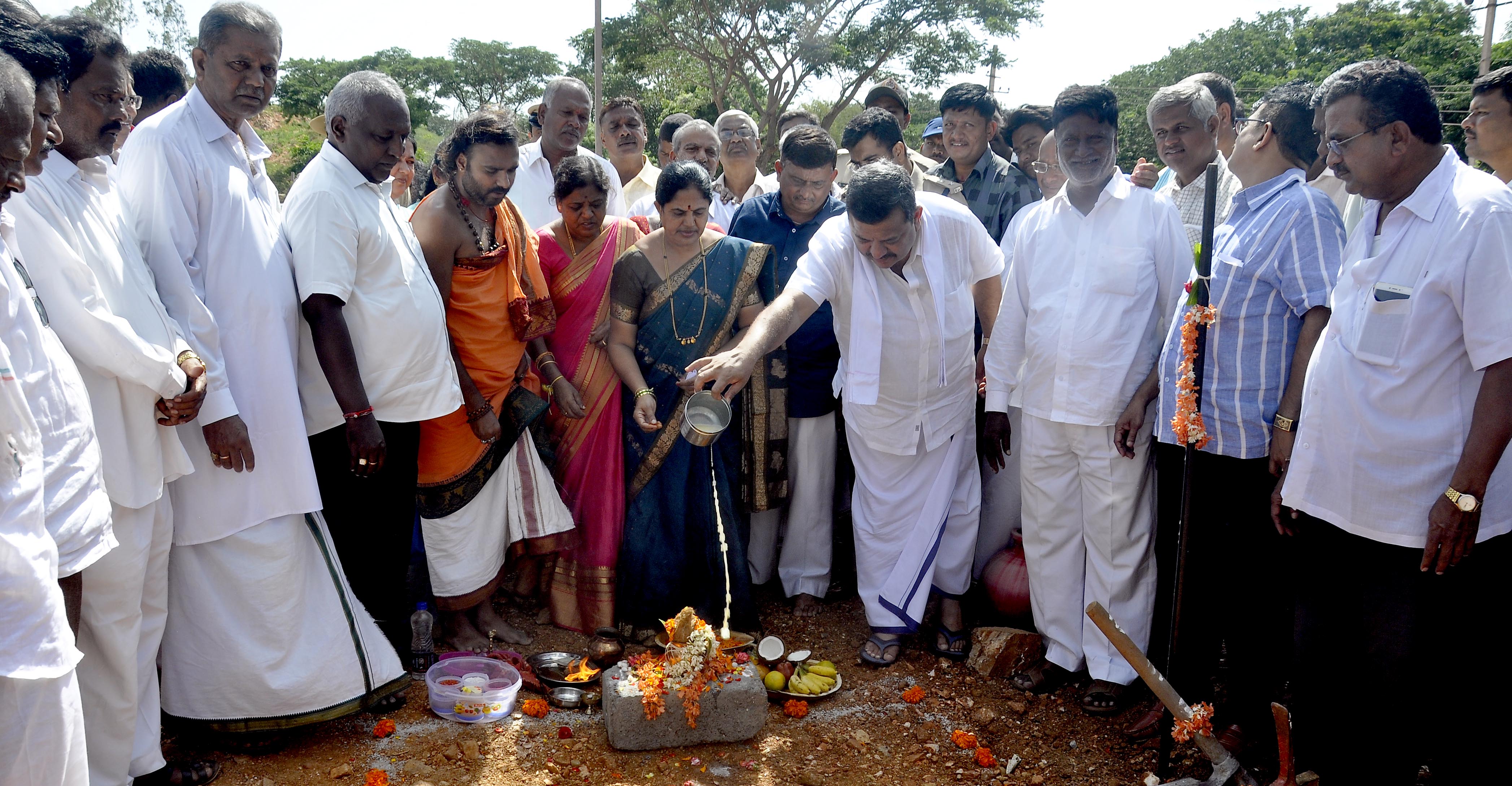 ದಾವಣಗೆರೆ: ವಿದ್ಯುತ್ ವಿತರಣಾ ಕೇಂದ್ರಗಳ ಸ್ಥಾಪನೆ ಕಾಮಗಾರಿಗೆ ಭೂಮಿ ಪೂಜೆ