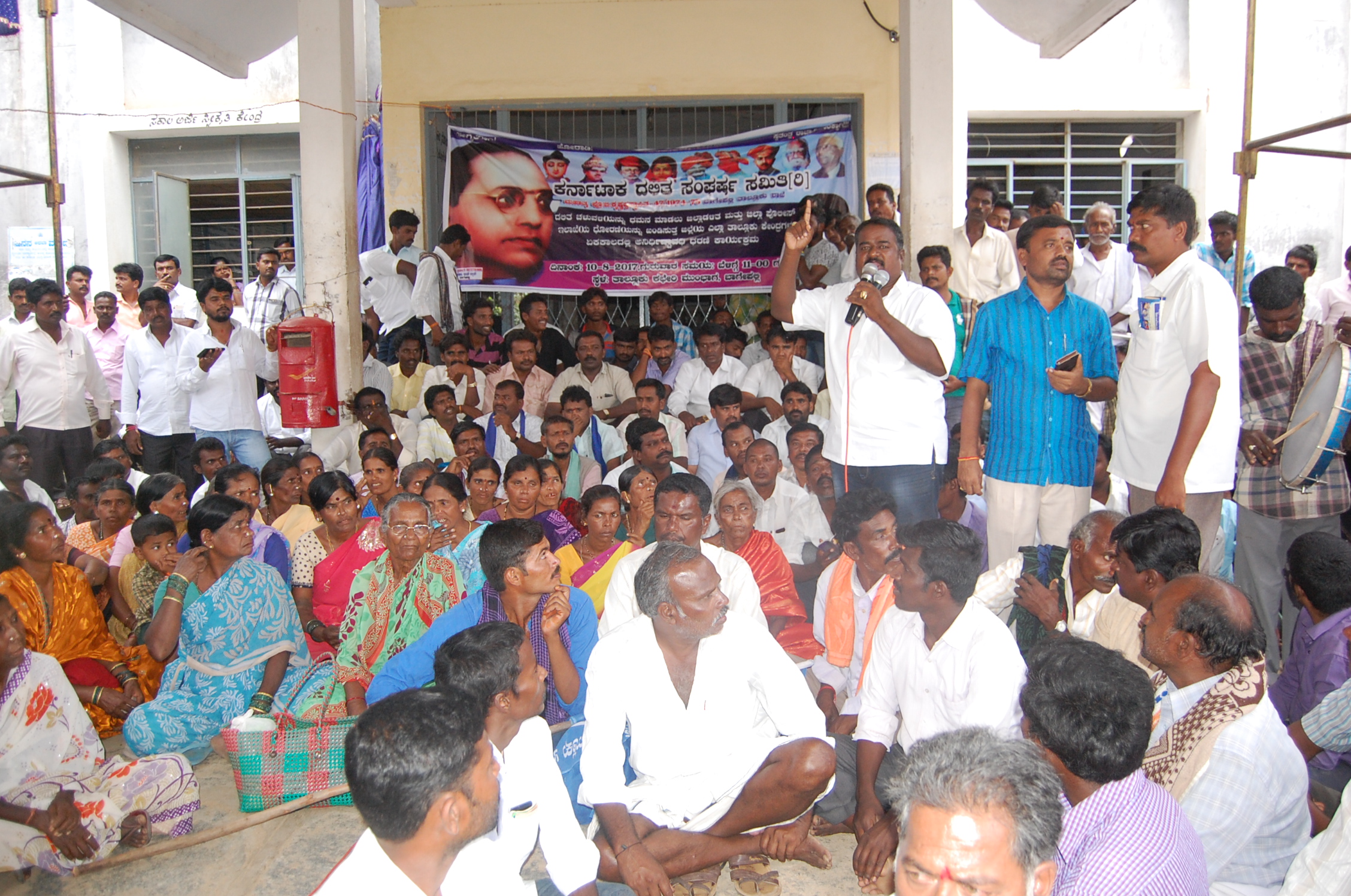ತಾಲ್ಲೂಕು ಕಚೇರಿಗೆ ಮುತ್ತಿಗೆ ಹಾಕಿ ಪ್ರತಿಭಟಿನೆ