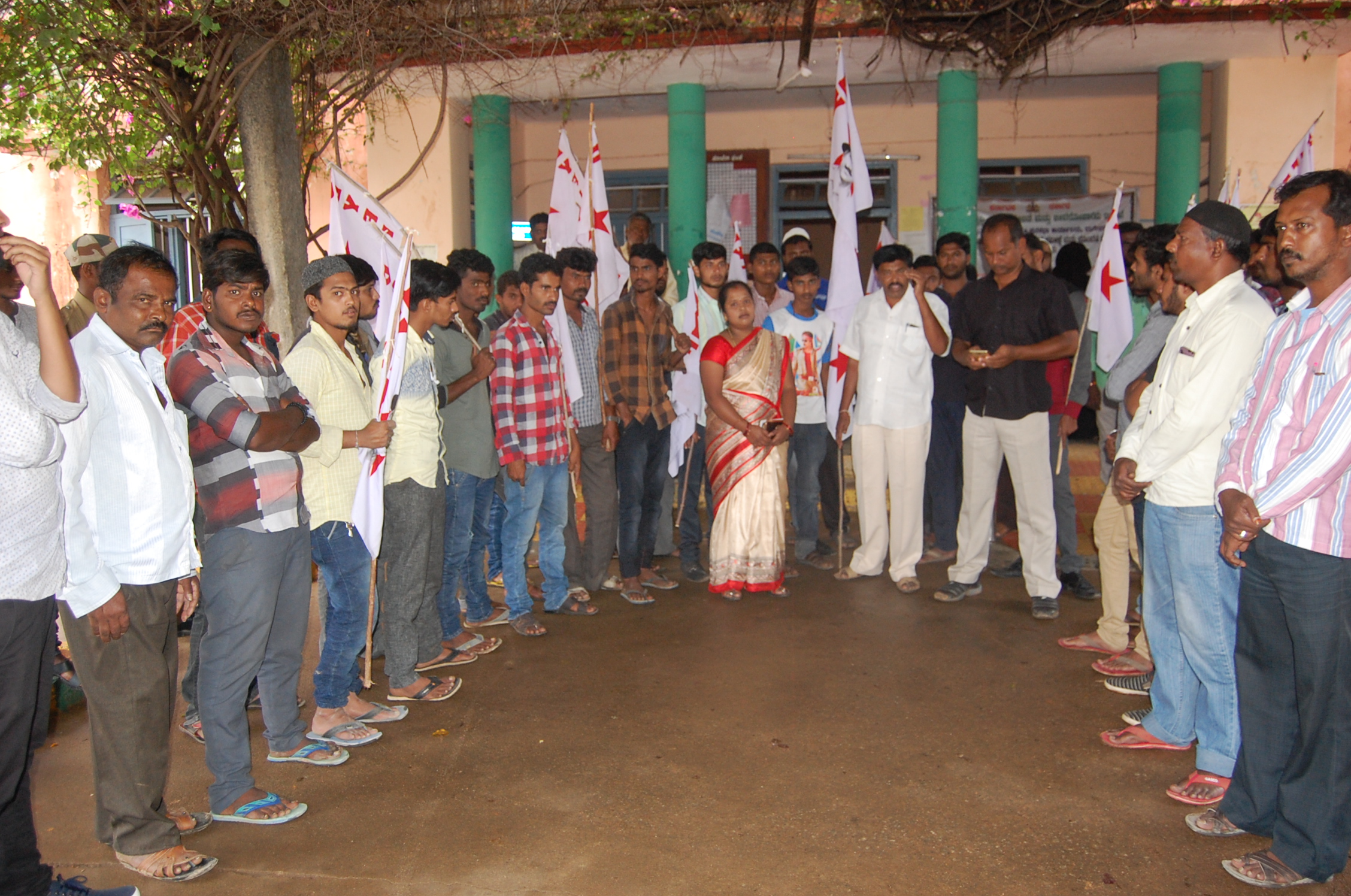 ಡಿವೈಎಫ್‌ಐ ಆಶ್ರಯದಲ್ಲಿ ಪುರಸಭೆ ಕಚೇರಿಗೆ ಮುತ್ತಿಗೆ ಹಾಕಿ ಪ್ರತಿಭಟನೆ