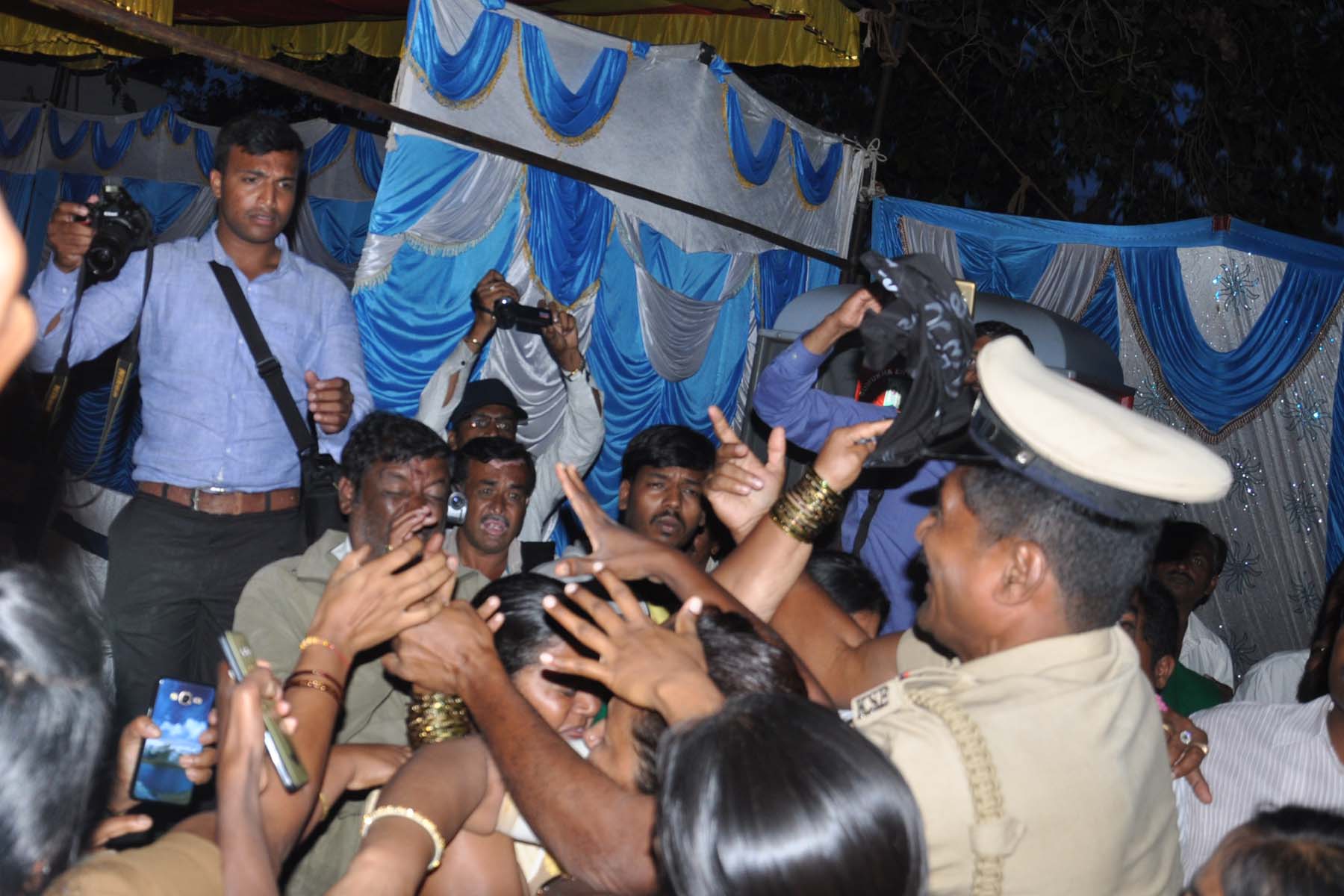 ಮುಖ್ಯಮಂತ್ರಿಗೆ ಮುತ್ತಿಗೆ ಹಾಕಿ, ಕಪ್ಪು ಭಾವುಟ ಪ್ರದರ್ಶಿಸಿ ಆಕ್ರೋಶ