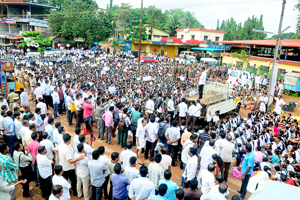 ಅನುದಾನ ರದ್ದು ಖಂಡಿಸಿ ವಿದ್ಯಾರ್ಥಿಗಳು, ಪೋಷಕರಿಂದ ಧರಣಿ