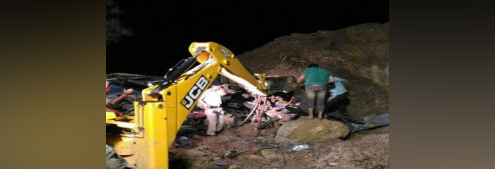 ಭೂಕುಸಿತದಿಂದ ಮಣ್ಣಿನಡಿ ಸಿಲುಕಿದ 2 ಬಸ್ ಗಳು: 50 ಜನರು ಮೃತಪಟ್ಟಿರುವ ಶಂಕೆ