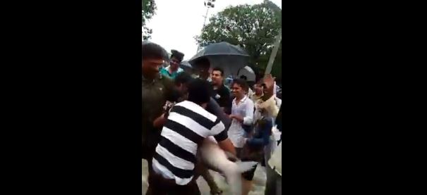 ಪ್ರವಾಹದ ರಭಸಕ್ಕೆ ರಸ್ತೆಗೆ ಬಂದ ಭಾರೀ ಗಾತ್ರದ ಮೀನಿಗಾಗಿ ಕಿತ್ತಾಟ!