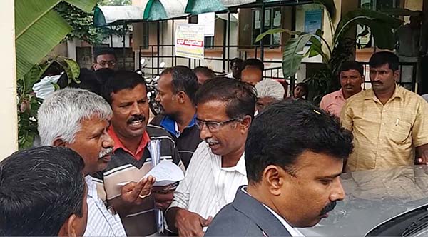 ರಸ್ತೆ ಒತ್ತುವರಿ ತೆರವಿಗೆ ಆಗ್ರಹಿಸಿ ಕಚೇರಿಗೆ ಮುತ್ತಿಗೆ