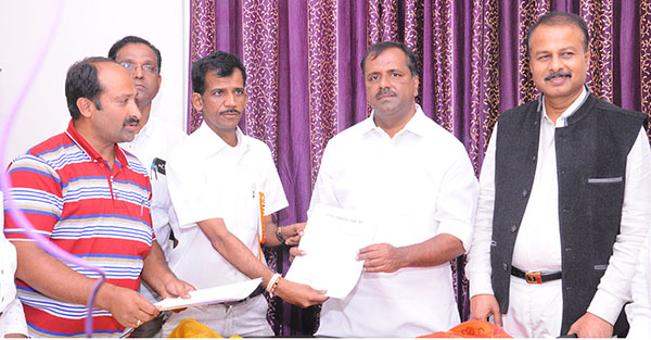 ಜಿಲ್ಲಾ ಕ್ರೀಡಾಂಗಣದ ಸಿಂಥೆಟಿಕ್ ಟ್ರ್ಯಾಕ್ ಕಾಮಗಾರಿ ಪರಿಶೀಲನೆ