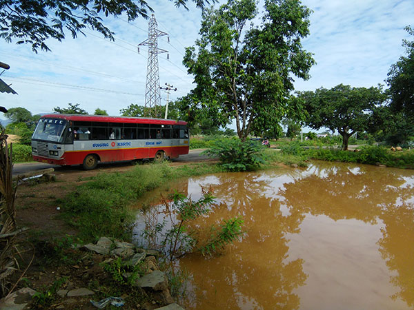 ಚಿಕ್ಕ ಕೆರೆಯ ಸುತ್ತ ಗೋಡೆಯನ್ನು ನಿರ್ಮಿಸಲು ಗ್ರಾಮಸ್ಥರ ಆಗ್ರಹ