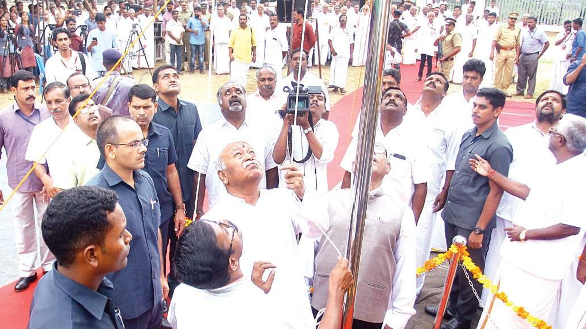 ಮೋಹನ್ ಭಾಗವತ್‌ಗೆ ರಾಷ್ಟ್ರಧ್ವಜ ಆರೋಹಣಕ್ಕೆ ನಿಷೇಧ ವಿಧಿಸಿದ್ದ ಜಿಲ್ಲಾಧಿಕಾರಿ ವರ್ಗಾವಣೆ