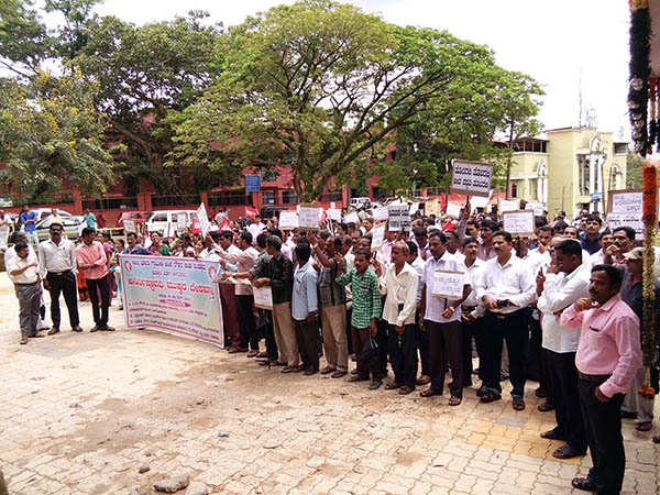 ಬೇಡಿಕೆ ಈಡೇರಿಸದಿದ್ದಲ್ಲಿ ಅಂಚೆ ಕಚೇರಿ ಮುತ್ತಿಗೆಯ ಎಚ್ಚರ