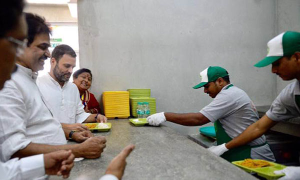 2 ದಿನದಲ್ಲಿ 2 ಲಕ್ಷ ಜನ ಇಂದಿರಾ ಕ್ಯಾಂಟೀನ್‌ನಲ್ಲಿ ಆಹಾರ ಸೇವನೆ: ಮೇಯರ್ ಪದ್ಮಾವತಿ