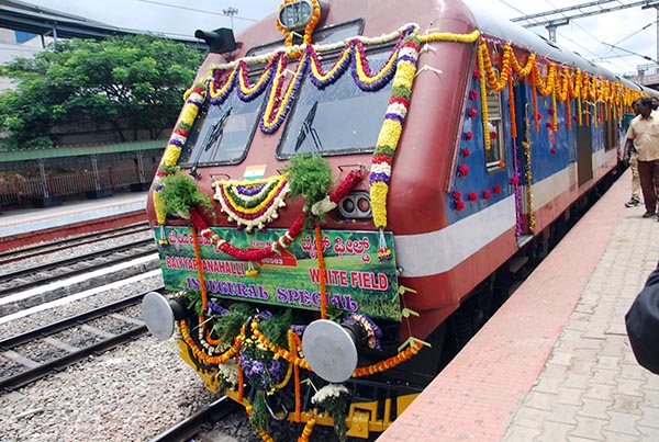 ಬೈಯಪ್ಪನಹಳ್ಳಿ-ವೈಟ್‌ಫೀಲ್ಡ್ ಸಬರ್‌ಬನ್ ರೈಲಿಗೆ ಕೇಂದ್ರ ಸಚಿವ ಸುರೇಶ್ ಪ್ರಭು ಚಾಲನೆ