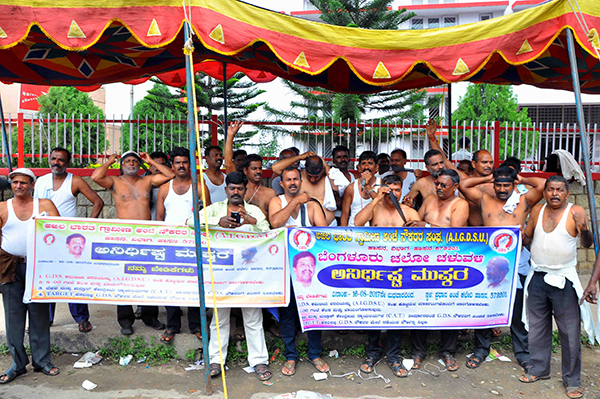 ಅರೆಬೆತ್ತಲೆ ಮೂಲಕ ಗ್ರಾಮೀಣ ಅಂಚೆ ನೌಕರರ ಪ್ರತಿಭಟನೆ: 4ನೇ ದಿನವು ಮುಂದುವರೆದ ಅನಿರ್ಧಿಷ್ಟವಧಿ ಮುಷ್ಕರ
