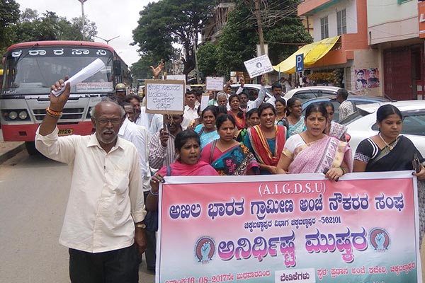 ನಾಲ್ಕನೇ ದಿನವೂ ಮುಂದುವರೆದ ಅಂಚೆ ಸೇವಕರ ಧರಣಿ