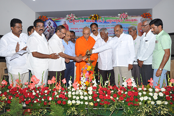 ಪ್ರಕೃತಿ ಮಾತೆಯನ್ನು ಪ್ರತಿಯೊಬ್ಬರೂ ಗೌರವಿಸಬೇಕು: ನಿರ್ಮಲಾನಂದನಾಥ ಸ್ವಾಮೀಜಿ