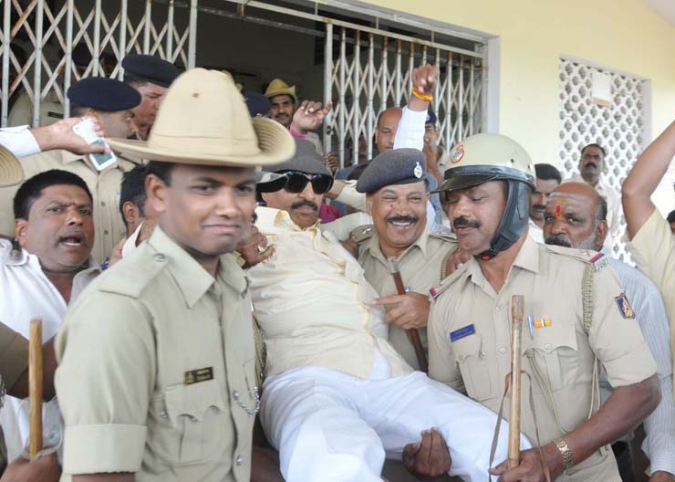 ರೈಲ್ವೆ ಯೋಜನೆಗಳ ಅನುಷ್ಠಾನಕ್ಕೆ ಕೇಂದ್ರದಿಂದ ವಿಳಂಬ; ವಾಟಾಳ್ ಪ್ರತಿಭಟನೆ : ಬಂಧನ