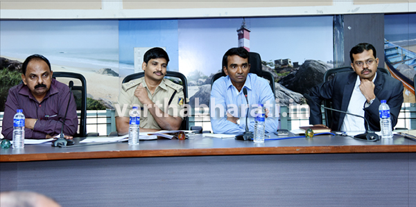 ಡಿ.ಸಿ ಮನ್ನಾ ಜಮೀನು ಮಂಜೂರಿಗೆ ದಲಿತ ನಾಯಕರ ಆಗ್ರಹ : ಸಭೆಯಿಂದ ಅರ್ಧದಲ್ಲೇ ಹೊರನಡೆದ ಜಿಲ್ಲಾಧಿಕಾರಿ!