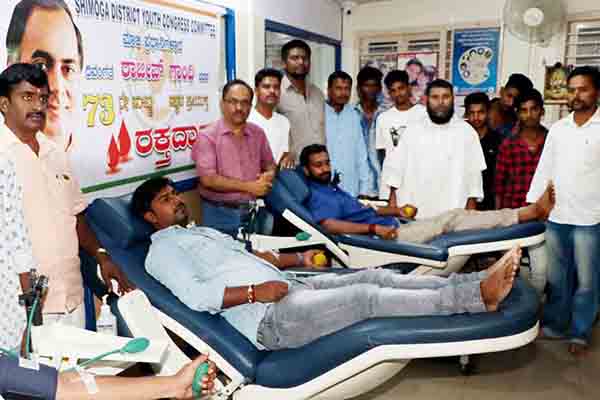 ರಕ್ತದಾನ ಮಾಡುವ ಮೂಲಕ ರಾಜೀವ್ ಗಾಂಧಿ ಜನ್ಮ ದಿನ ಆಚರಿಸಿದ ಶಿವಮೊಗ್ಗ ಯುವ ಕಾಂಗ್ರೆಸ್ ಕಾರ್ಯಕರ್ತರು