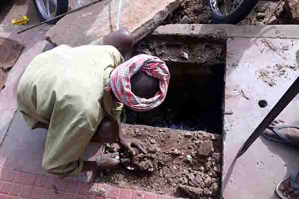 ಶಿವಮೊಗ್ಗ: ಅಪಾಯಕಾರಿ ಫುಟ್‍ಪಾತ್ ಸ್ಲ್ಯಾಬ್‍ಗೆ ಪಾಲಿಕೆಯಿಂದ ಕೊನೆಗೂ ಸಿಕ್ಕಿತು ಮುಕ್ತಿ!