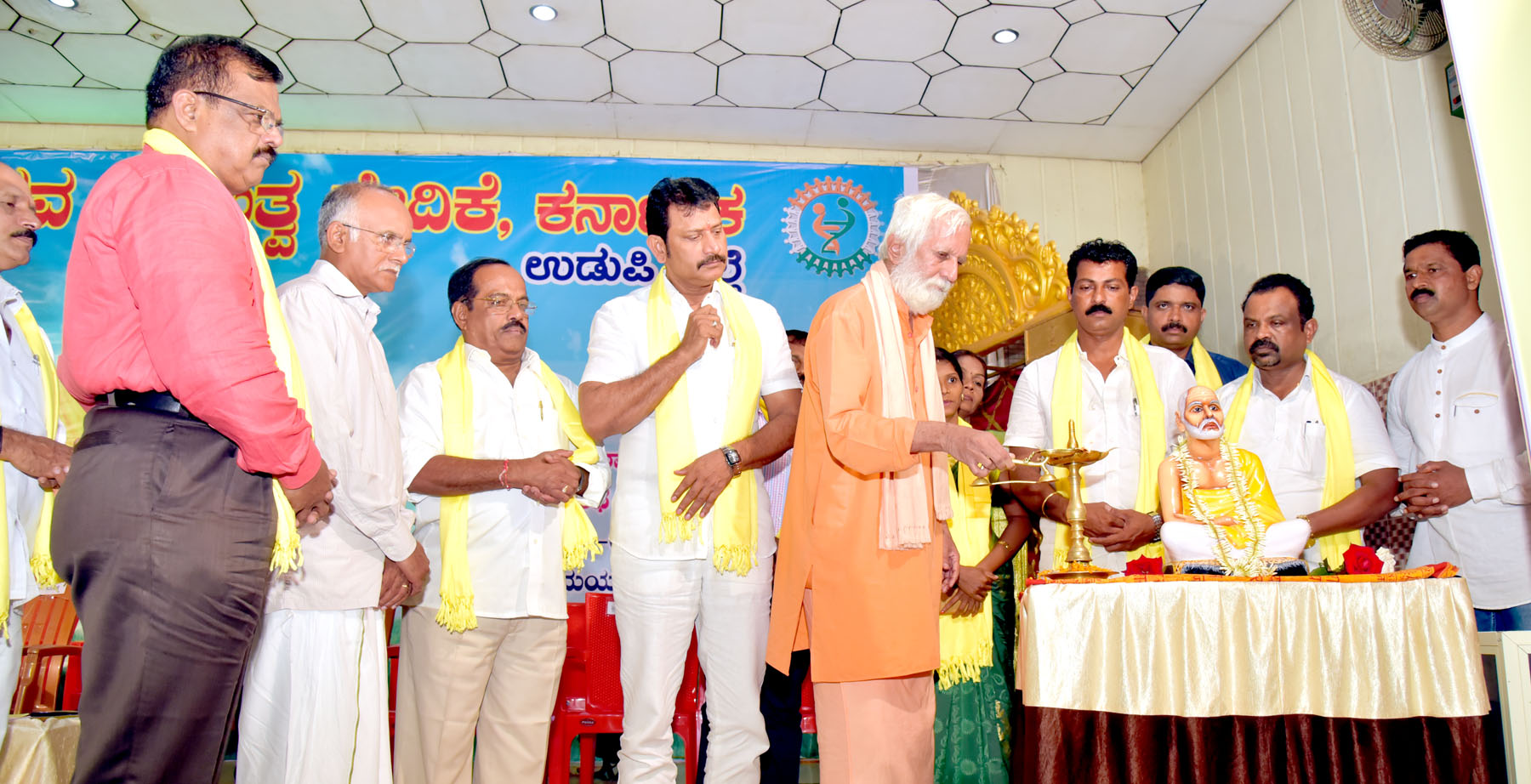 ಧರ್ಮದ ಹೆಸರಿನಲ್ಲಿ ದಾರಿ ತಪ್ಪಿಸುವವರ ಬಗ್ಗೆ ಎಚ್ಚರ: ಶ್ರೀವಿಜಯಾನಂದ ಸ್ವಾಮಿ